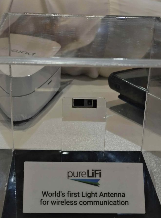 MWC 2025：8个超酷的科技产品！太阳能充电LiFi宠物智能手机(图5)