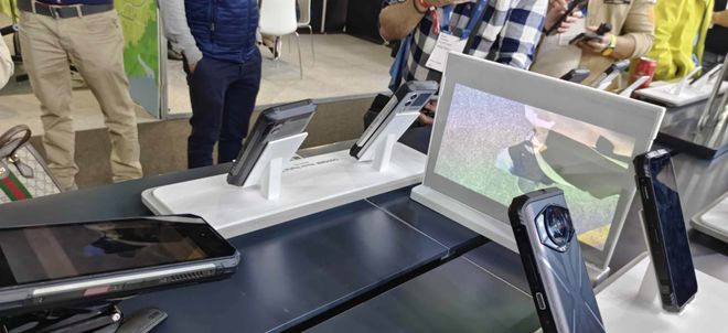 MWC 2025：8个超酷的科技产品！太阳能充电LiFi宠物智能手机(图8)